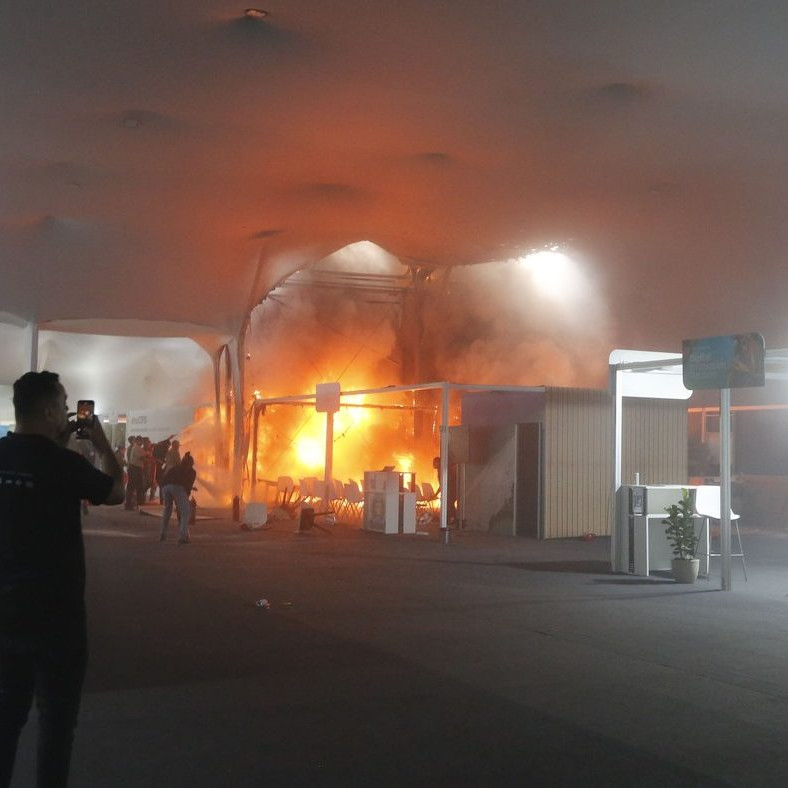 Na snímke požiar na klimatickej konferencii v Brazílii.