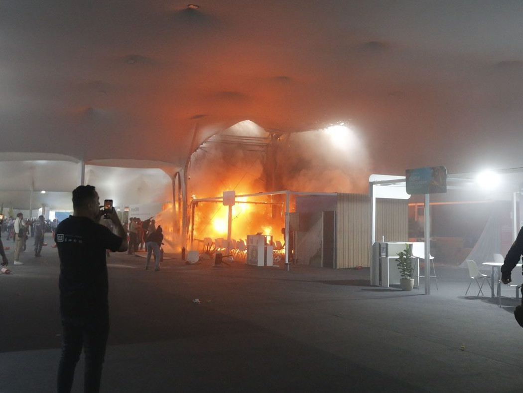 Na snímke požiar na klimatickej konferencii v Brazílii.