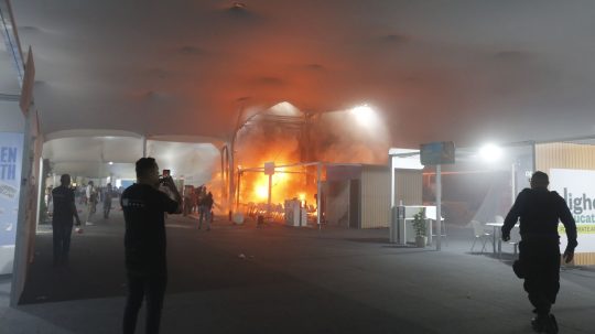 Na snímke požiar na klimatickej konferencii v Brazílii.