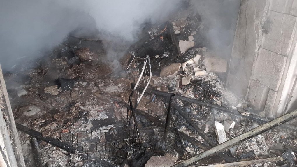 NÃƒÂ¡sledky poÃ…Â¾iaru, splodiny a dym v interiÃƒÂ©ri senickej bytovky.