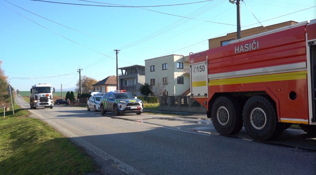 Hasiči a policajti na mieste požiaru v Závadke.