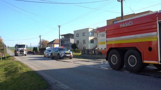 Hasiči a policajti na mieste požiaru v Závadke.