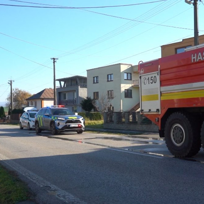 Hasiči a policajti na mieste požiaru v Závadke.
