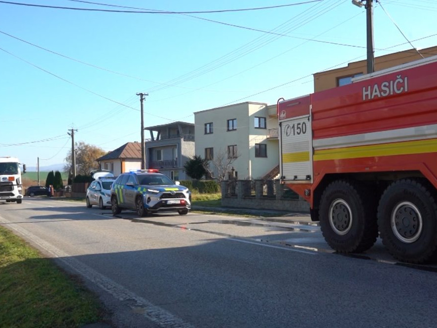Hasiči a policajti na mieste požiaru v Závadke.