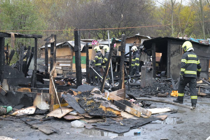 Na snímke sú následky požiaru na košickom Luníku IX.