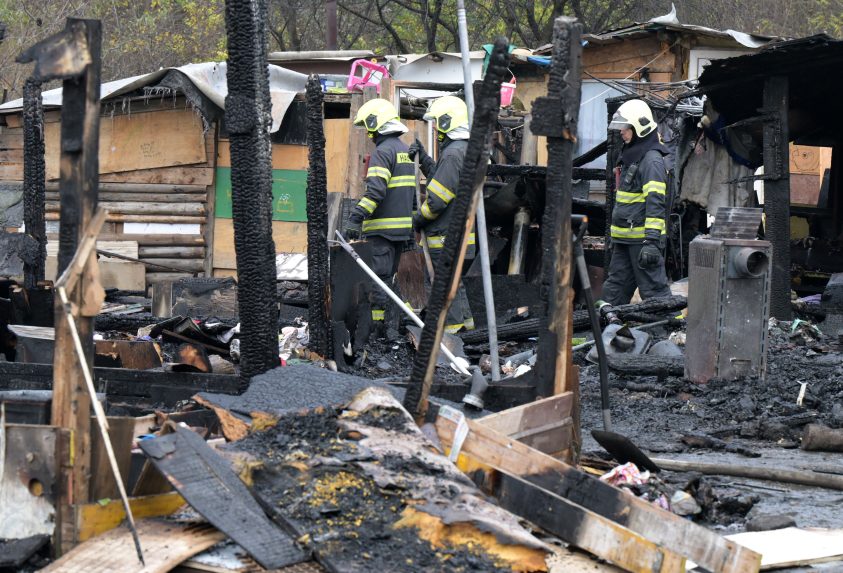 Na snímke sú následky požiaru na košickom Luníku IX.