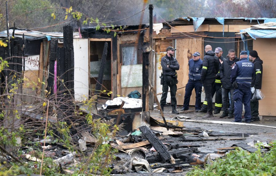 Na snímke sú následky požiaru na košickom Luníku IX.