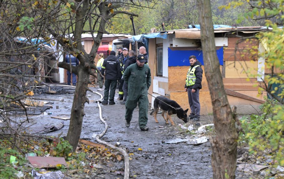 Na snímke sú následky požiaru na košickom Luníku IX.