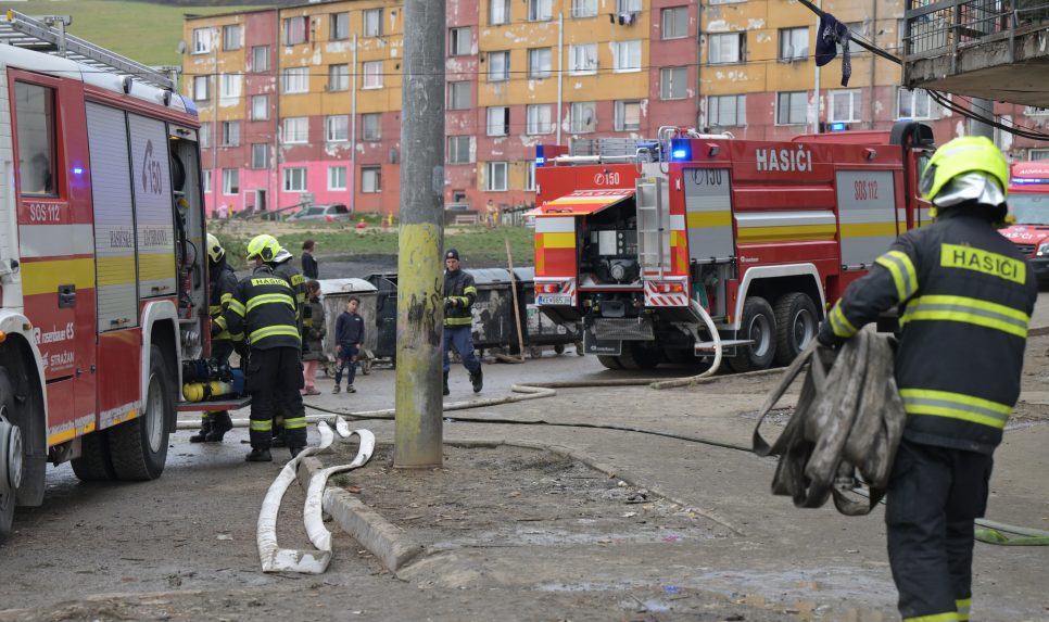 Na snímke sú následky požiaru na košickom Luníku IX.