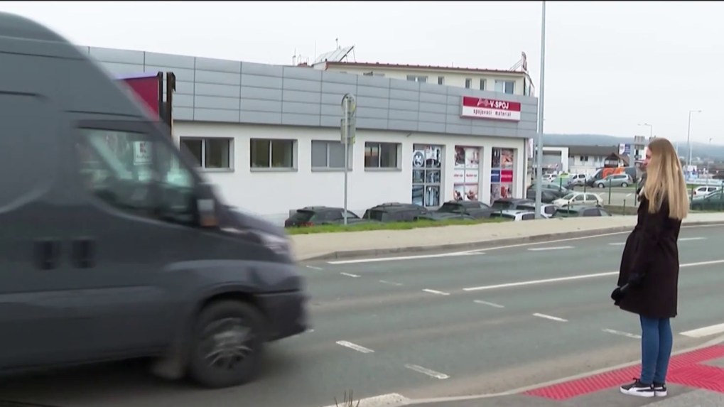 Žena na priechode pre chodcov vo Zvolene.