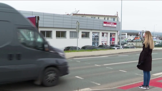 Žena na priechode pre chodcov vo Zvolene.