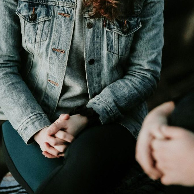 Na snímke je sediaca žena.