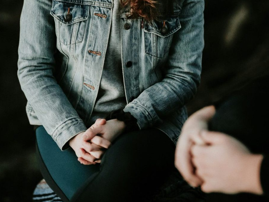 Na snímke je sediaca žena.