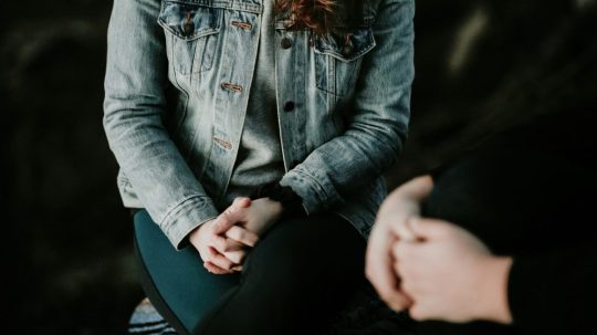 Na snímke je sediaca žena.