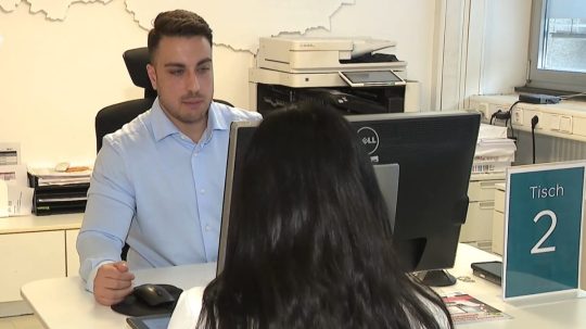 Zamestnávatelia neveria ani cudzincom s titulmi: Od veľkej utečeneckej vlny ubehlo desať rokov, ako sa v Rakúsku darilo integrovať?