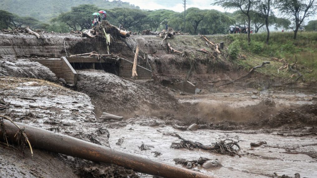 Archívna snímka rozvodnenej rieky Muruny v Keni z roku 2019.