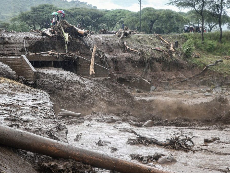 Archívna snímka rozvodnenej rieky Muruny v Keni z roku 2019.