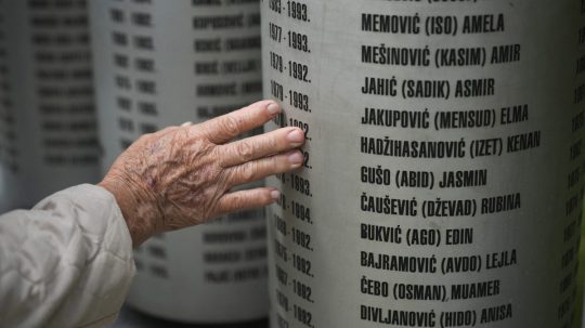 Ľudia pri pomníku na pamiatku detí zabitých počas obliehania Sarajeva v 90. rokoch.