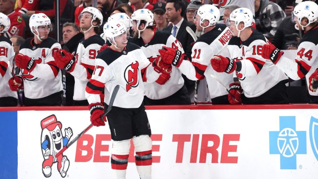 Šimon Nemec oslavuje gól so spoluhráčmi.