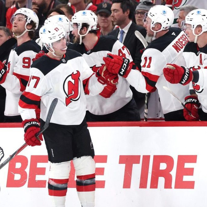 Šimon Nemec oslavuje gól so spoluhráčmi.