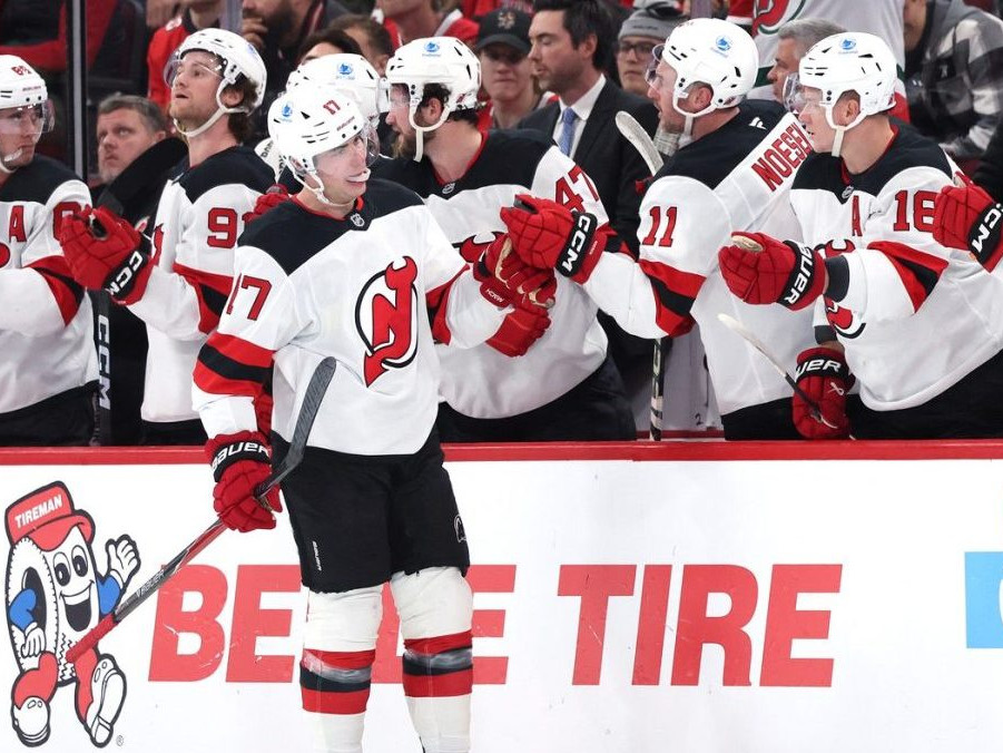 Šimon Nemec oslavuje gól so spoluhráčmi.