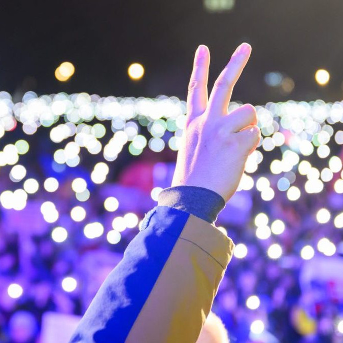 Na snímke ruka ukazujúca znak mieru počas protestu v Bratislave 17. novembra.