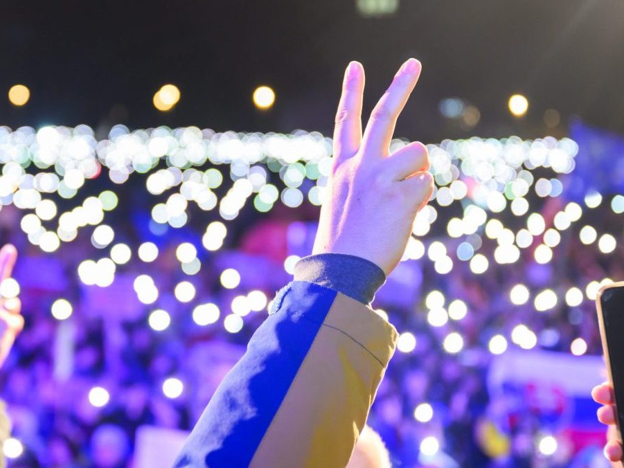 Na snímke ruka ukazujúca znak mieru počas protestu v Bratislave 17. novembra.