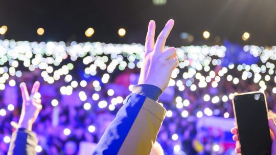 Na snímke ruka ukazujúca znak mieru počas protestu v Bratislave 17. novembra.