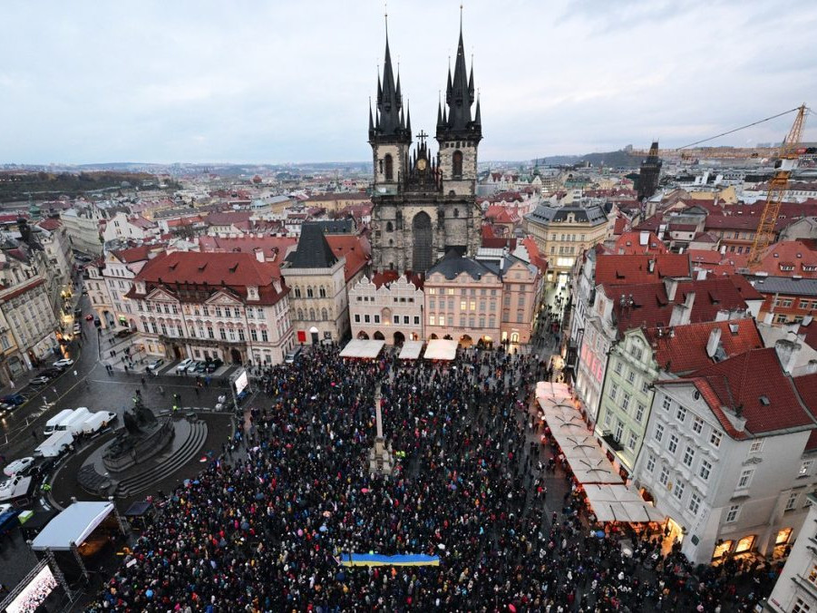 Na snímke Staromestské námestie v Prahe zaplnené deonštrantmi.