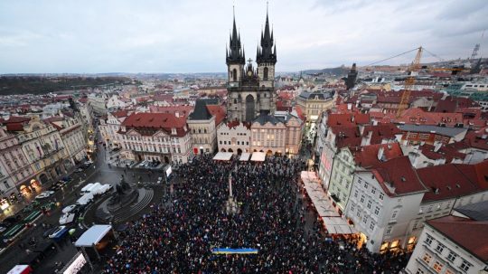 Na snímke Staromestské námestie v Prahe zaplnené deonštrantmi.
