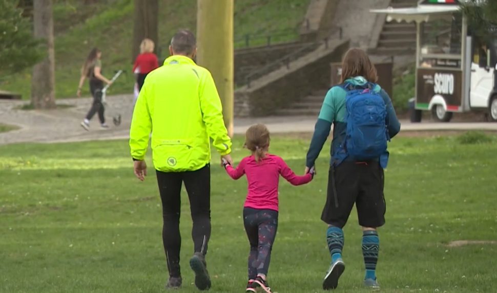 rodičia s dieťaťom