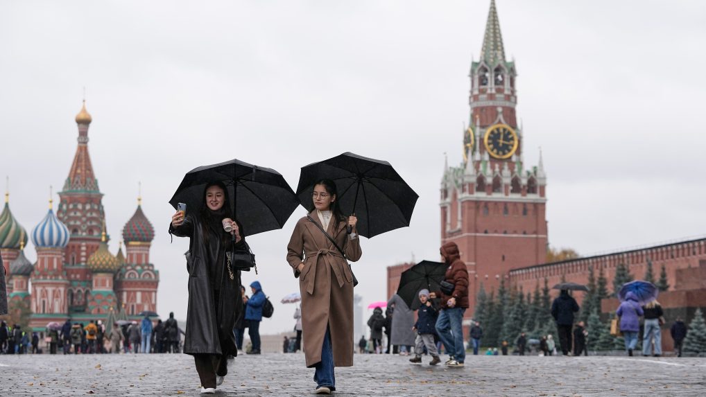 Na snímke ženy na Červenom námestí v Moskve.