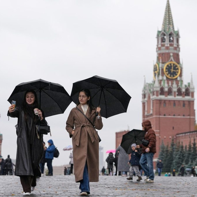 Na snímke ženy na Červenom námestí v Moskve.