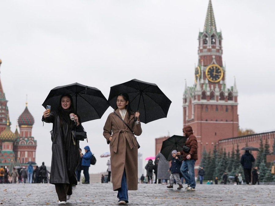 Na snímke ženy na Červenom námestí v Moskve.