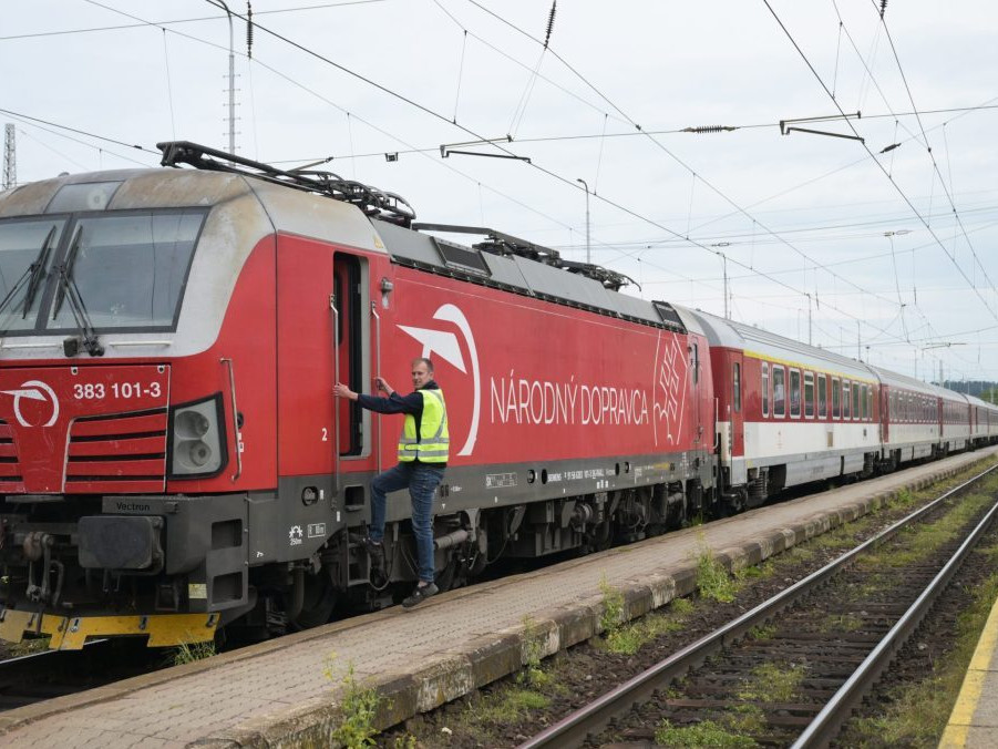 Na ilustračnej snímke rušňovodič nastupuje do rušňa.