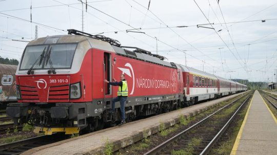 Na ilustračnej snímke rušňovodič nastupuje do rušňa.