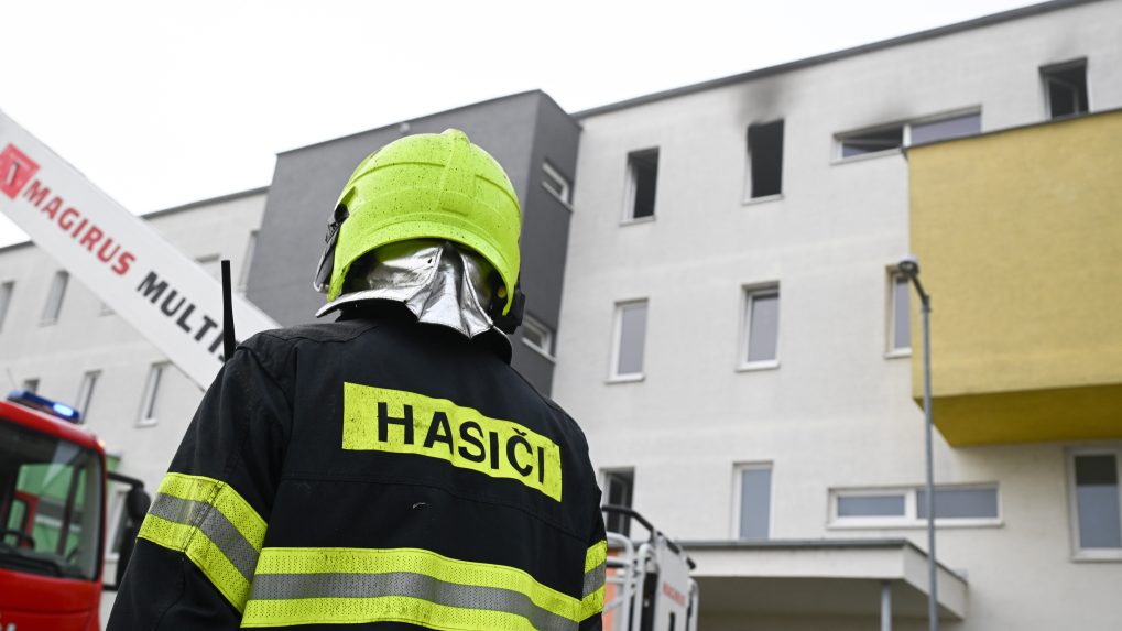 Na snímke hasiči zasahujú v jednom z bytových domov, v ktorom vypukol požiar v Senici.