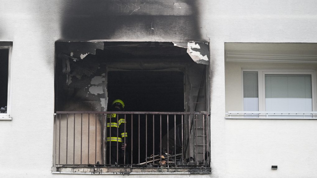 Na snímke hasiči zasahujú v jednom z bytových domov, v ktorom vypukol požiar v Senici.