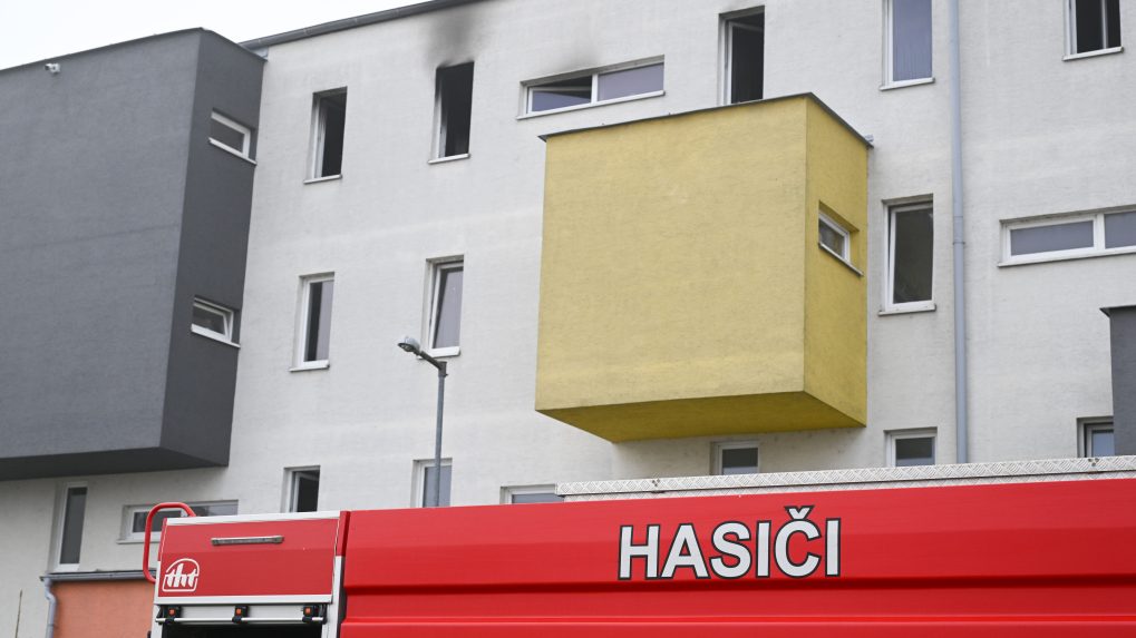 Na snímke hasiči zasahujú v jednom z bytových domov, v ktorom vypukol požiar v Senici.