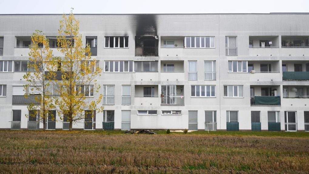 Na snímke hasiči zasahujú v jednom z bytových domov, v ktorom vypukol požiar v Senici.