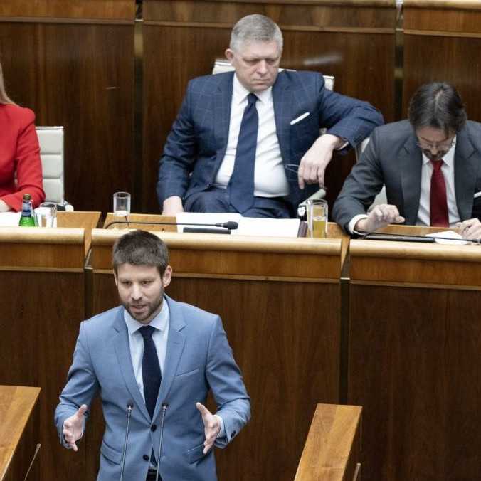 Na snímke Michal Šimečka v Robertom Ficom v pozadí.