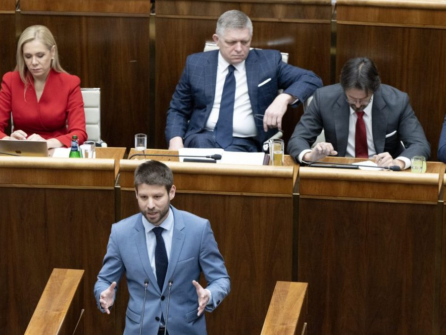 Na snímke Michal Šimečka v Robertom Ficom v pozadí.