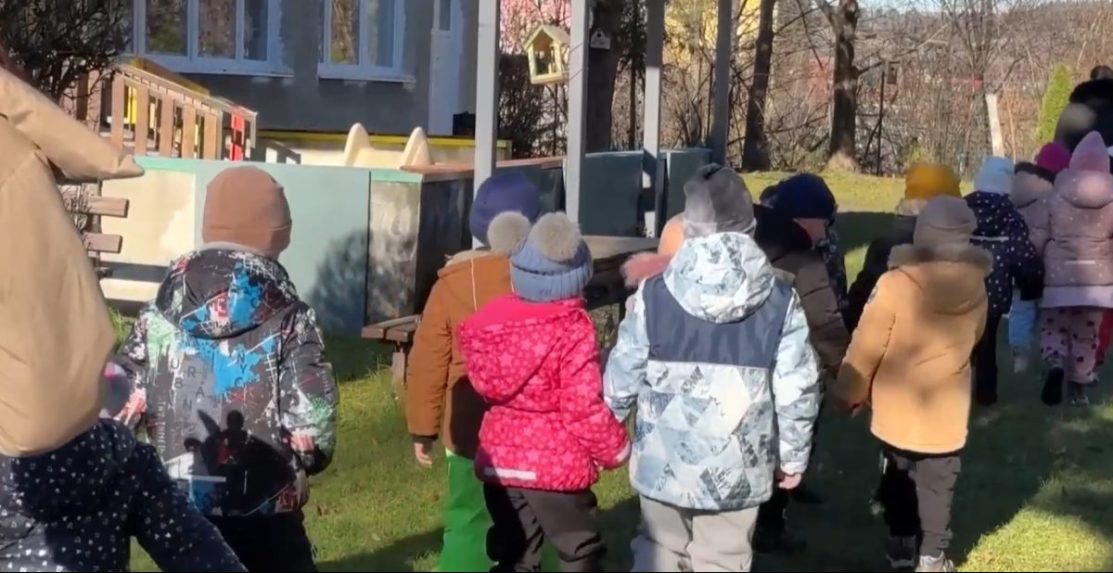 Na ilustračnej snímke deti.