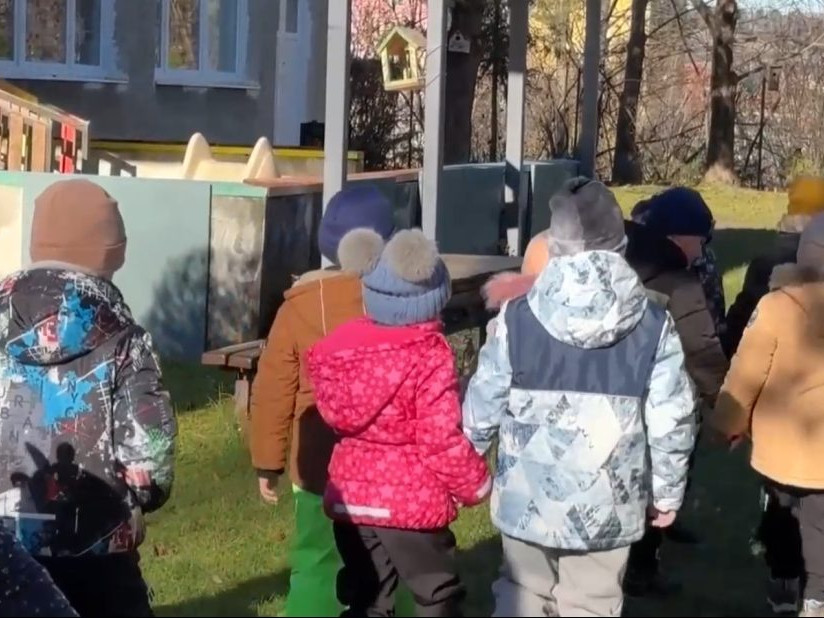 Na ilustračnej snímke deti.