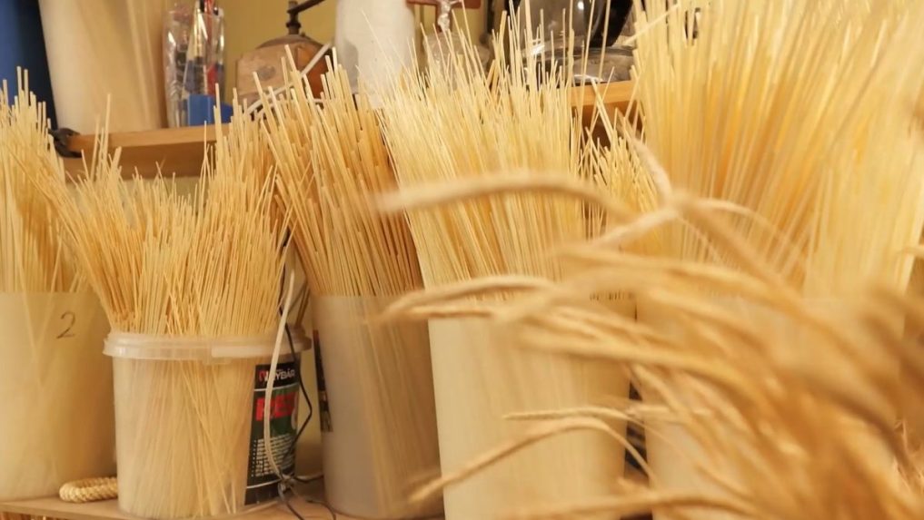 Na snímke slama v dielni pána Drgoňa.