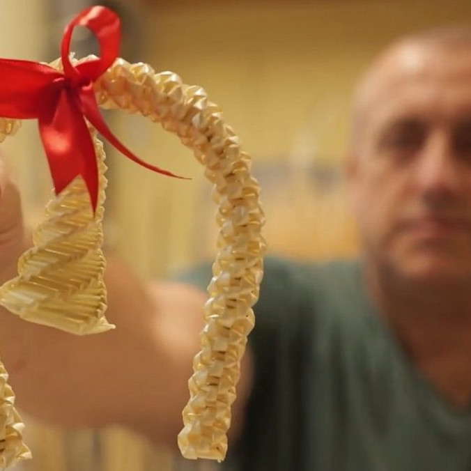 Na snímke František Drgoň s ozdobou v ruke.