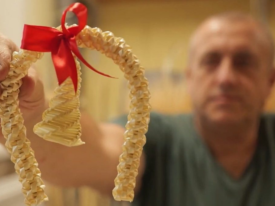 Na snímke František Drgoň s ozdobou v ruke.