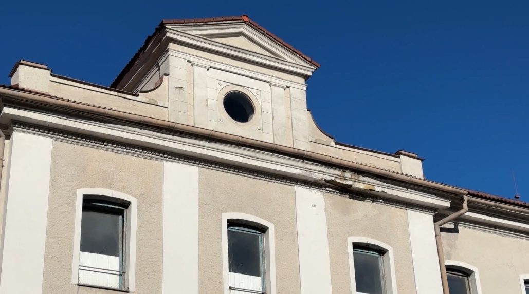 Z budovy bývalej tabakovej továrne v Smolníku zmizli historické hodiny.