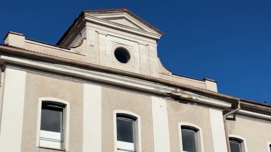 Z budovy bývalej tabakovej továrne v Smolníku zmizli historické hodiny.