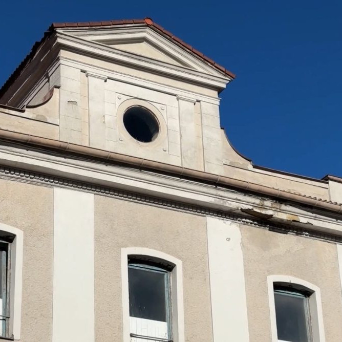 Z budovy bývalej tabakovej továrne v Smolníku zmizli historické hodiny.